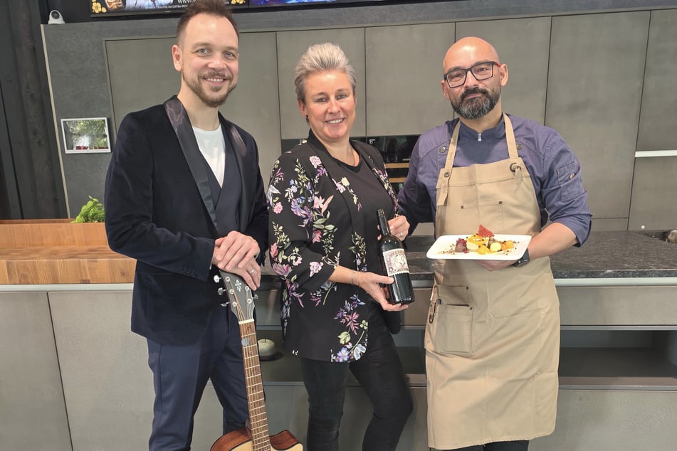 Sind startklar für die Shows: "moments"-Musiker Mazze Wiesner (42), Serviceleiterin Janine Bormann (44) und Küchenchef Sven Kasimir (46, v.l.).