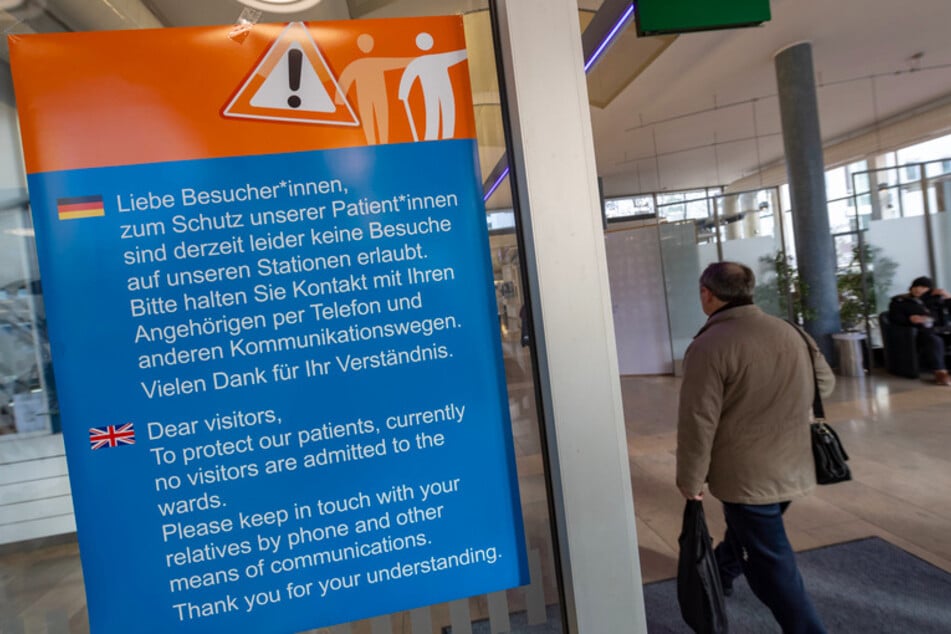 Wegen steigendender Corona-Infektionszahlen schränken immer mehr Krankenhäuser die Besuchsmöglichkeiten ein.