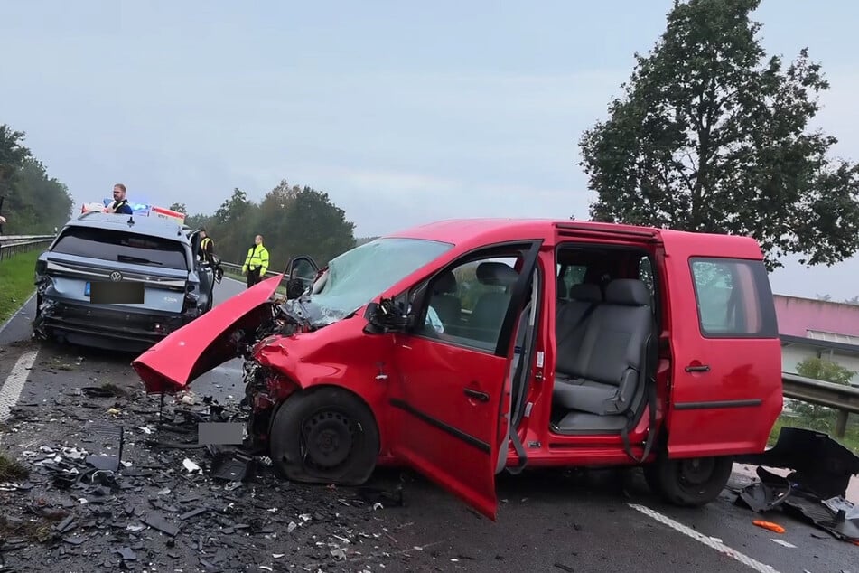 Bei einem Unfall auf der B213 bei Löningen sind drei Menschen schwer verletzt worden.