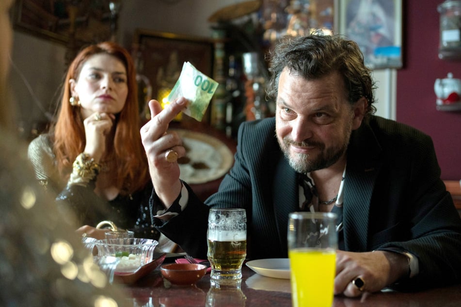 Restaurantbesitzer Ervin Zoric (Sascha Geršak, 50) steckt tief in den Machenschaften der Mafia.