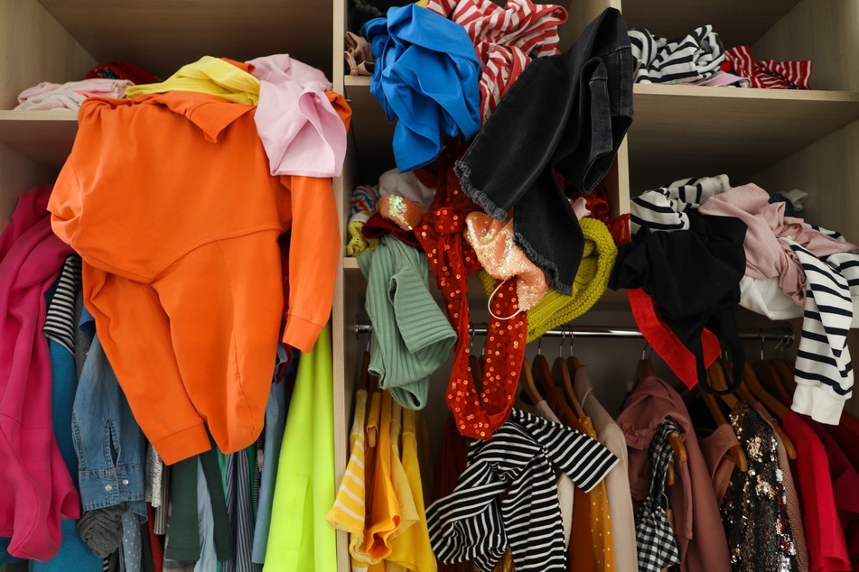 Überquellenden Kleiderschrank sortieren: Mit diesen 8 Tipps klappt's