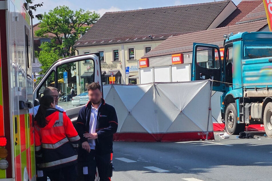 Seniorin von Lastwagen überrollt: 71-Jährige schwer verletzt in Klinik