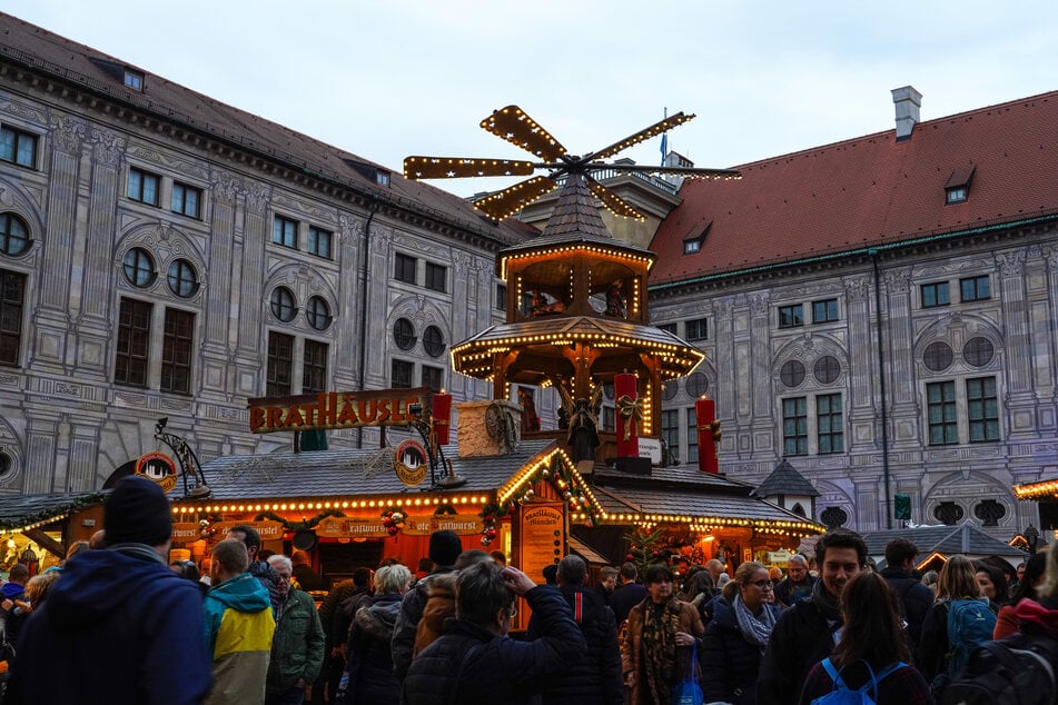 Unter den Münchner Weihnachtsmärkten ist das Weihnachtsdorf im Kaiserhof ein echtes Highlight.
