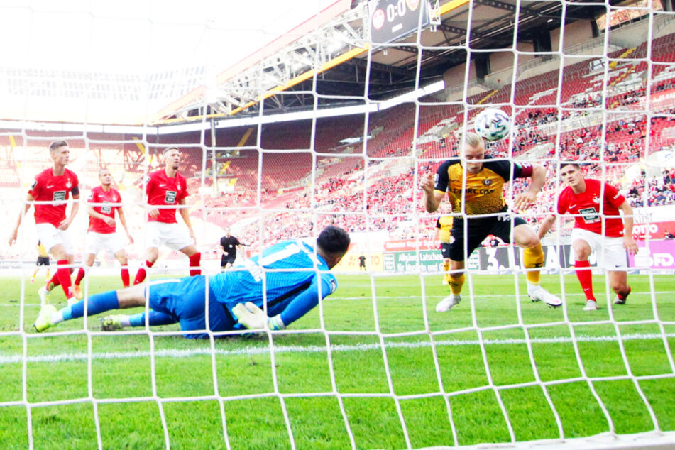 Das 1:0 in Kaiserslautern: Die Ecke von Patrick Weihrauch (26, nicht im Bild) köpfte Sebastian Mai (26, 2.v.r.) ein.