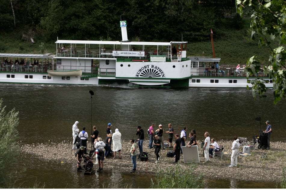Da werden die Dampferfahrt-Gäste nicht schlecht geguckt haben - das Leichenfund-Set an der Elbe wird aufgebaut.