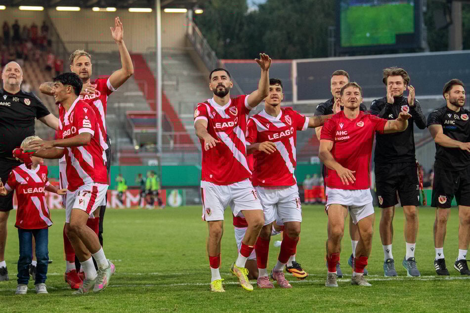 Cottbus feiert eine Torparty gegen Stuttgart. Doch gegen Rostock fehlt Jonas Hofmann (28, Erster in Rot von rechts) und wackelt Tolcay Cigerci (30, gelbe Schuhe).