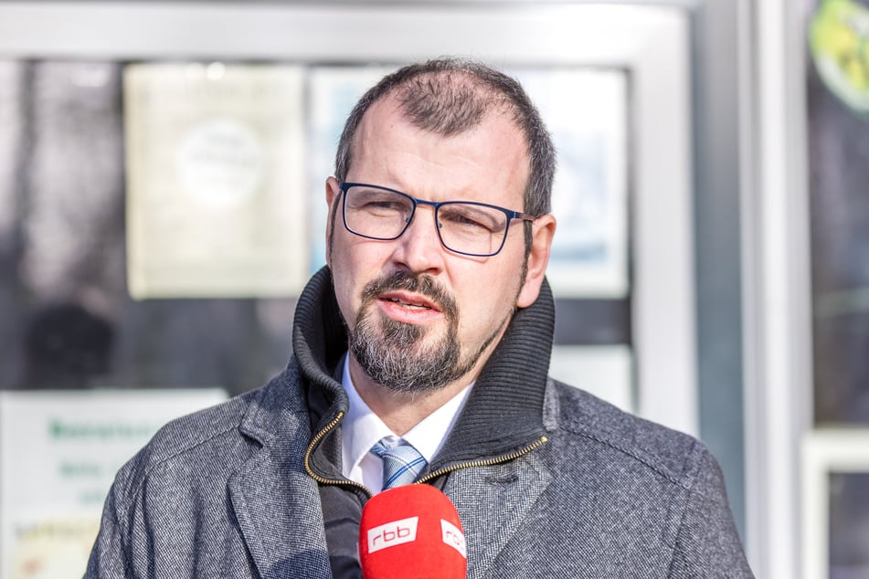 Brandenburgs Sportminister Steffen Freiberg (44) bekam am Donnerstag von Pele Wollitz seit Fett weg.