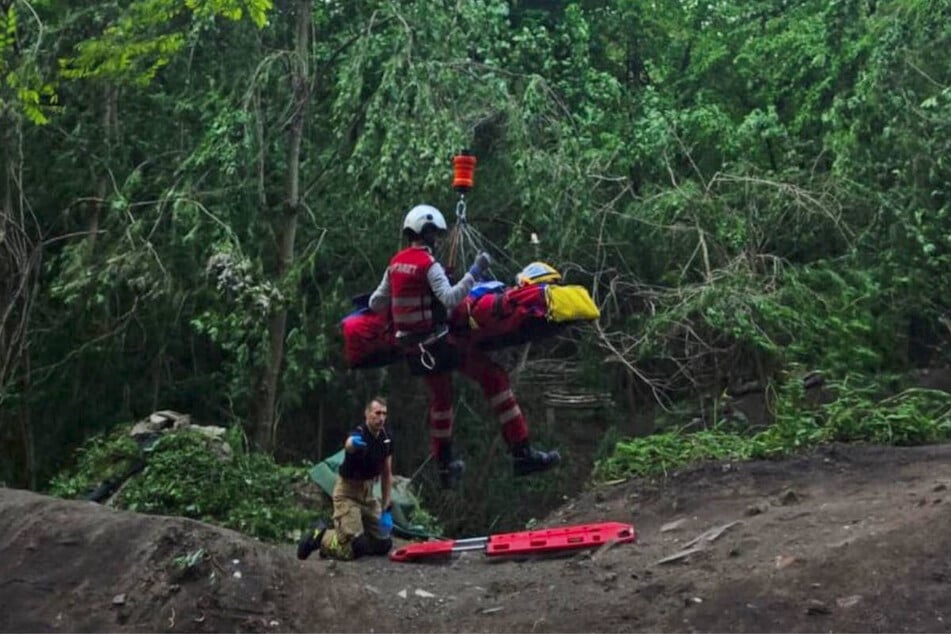 Ein Notarzt hat sich von einem Helikopter aus zur Unfallstelle abgeseilt.