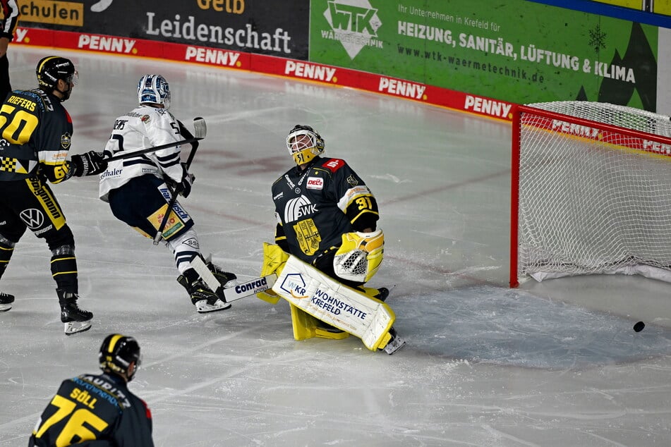 Yannick Drews (o.2.v.l.) überwindet hier Krefelds Goalie Felix Bick.