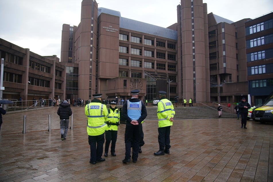 Der Angeklagte (18) steht in dem Liverpool Crown Court vor Gericht.