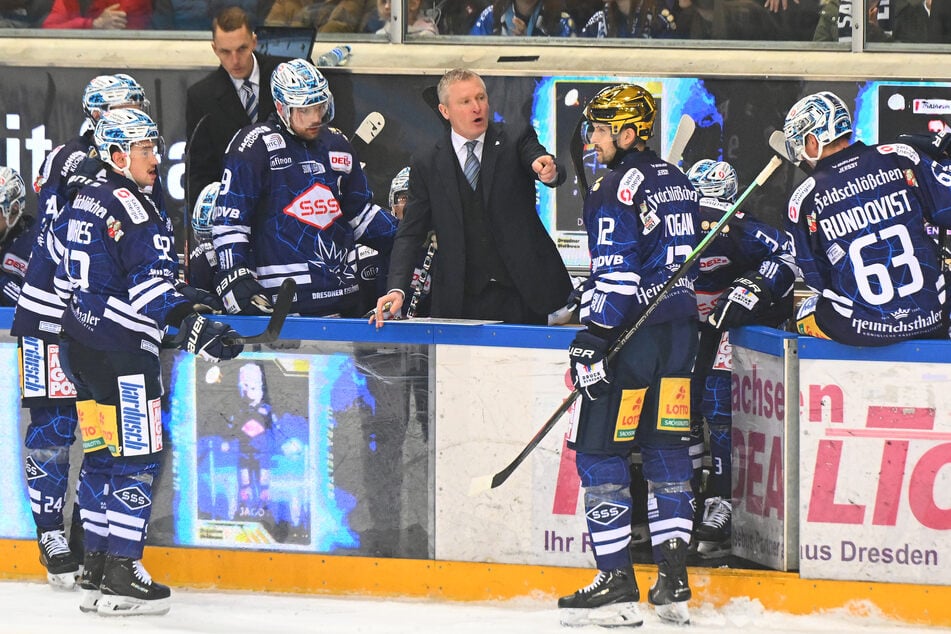 Eislöwen-Coach Niklas Sundblad (M.) versuchte alles, um sein Team wieder in die Spur zu bringen.