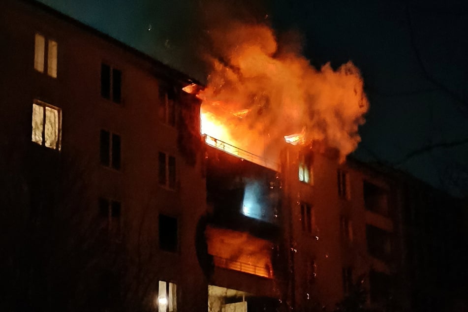 Flammen schlagen aus dem Mehrfamilienhaus in München.