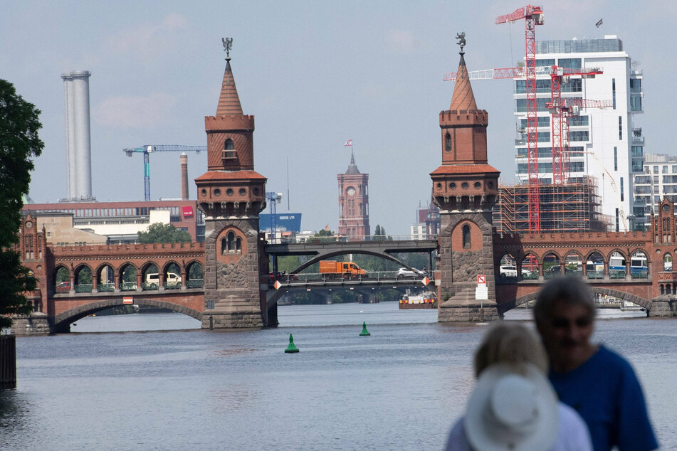 An der Oberbaumbrücke trafen sich Rad- und Bootsfahrer von Extinction Rebellion.
