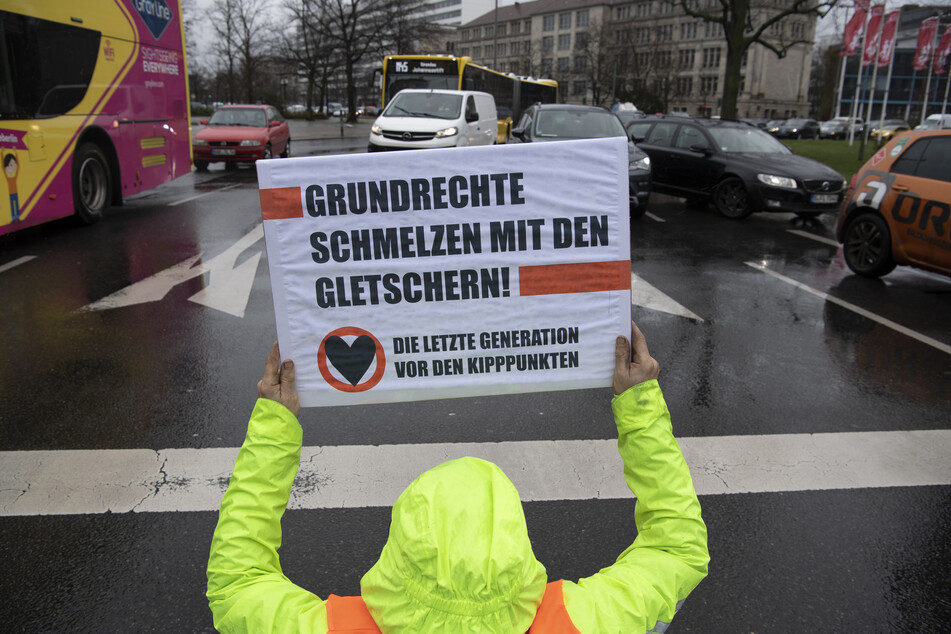 Mitglieder der Letzten Generation blockieren den Ernst-Reuter-Platz mit einer Sitzblockade.