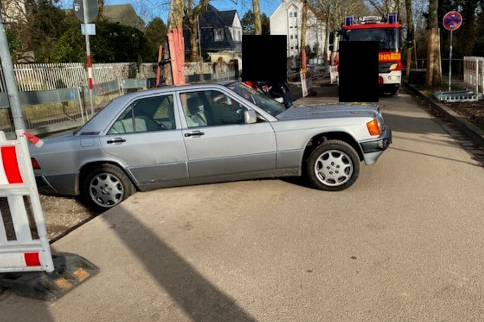 Der Mann (88) hatte eigentlich zum Wenden in eine Garageneinfahrt einbiegen wollen, landete stattdessen aber in der Baugrube.