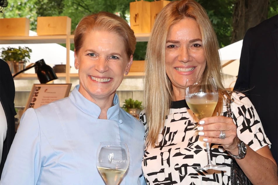 Cornelia Poletto (51, l.) zusammen mit Immobilien-Unternehmerin und Podcastern Jessica Stockmann (56).