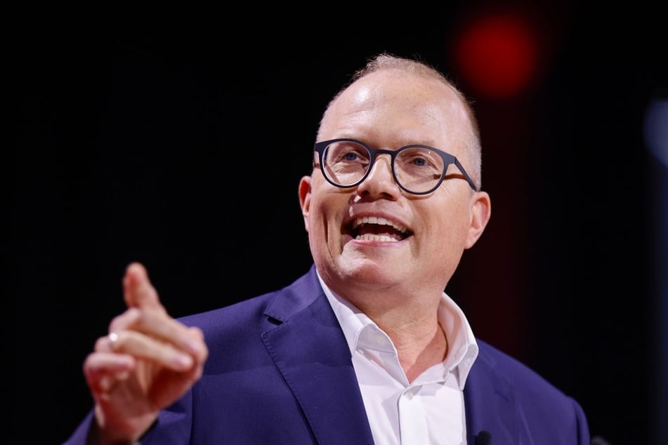SPD-Fraktionschef Jochen Ott (52, SPD) spricht sich dafür aus, dass Menschen aus NRW den Kölner Dom künftig an einem festen Wochentag kostenlos besuchen können.