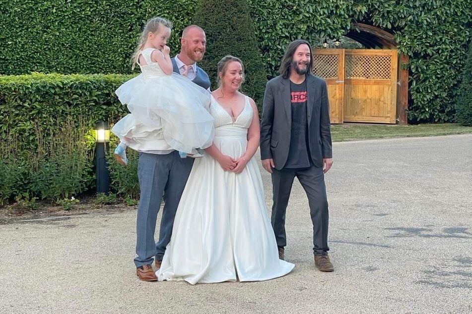 Plötzlich steht Keanu Reeves (57, r.) neben dem Brautpaar: Mit diesem Hochzeitsgast hat sicher niemand gerechnet!