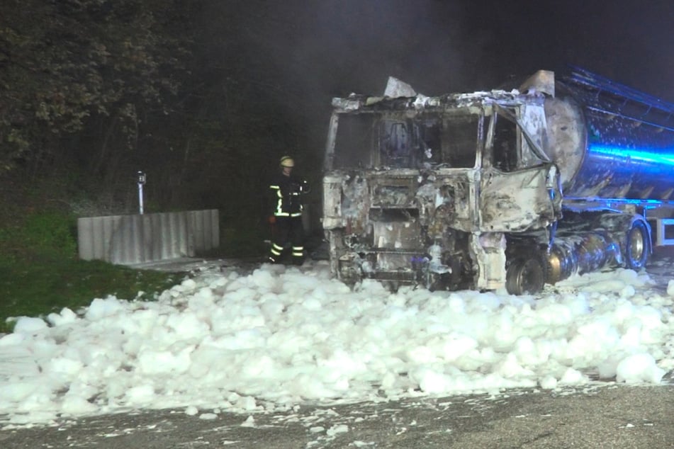 Unfall A7: Trucker pennt in Milchlaster, plötzlich greifen Flammen um sich