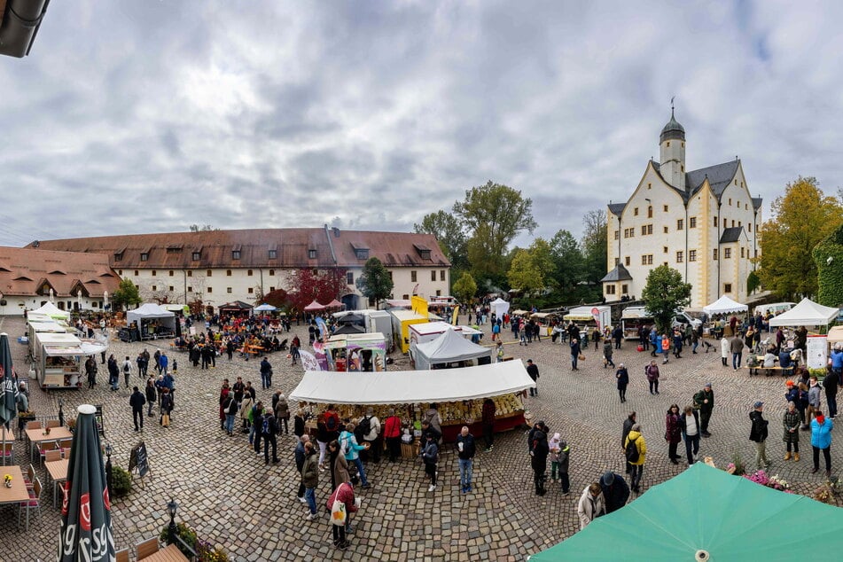 Zahlreiche Direktvermarkter präsentieren sich auch in diesem Herbst vor dem Wasserschloss Klaffenbach. (Archivbild)