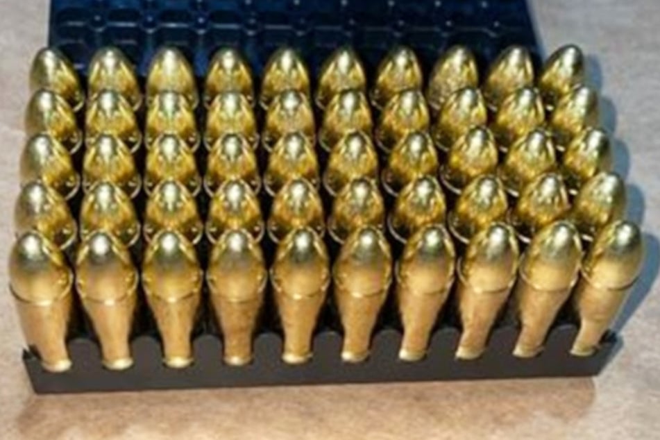 Ebenso fanden die Ermittler 50 Schuss Munition bei den Verdächtigen.