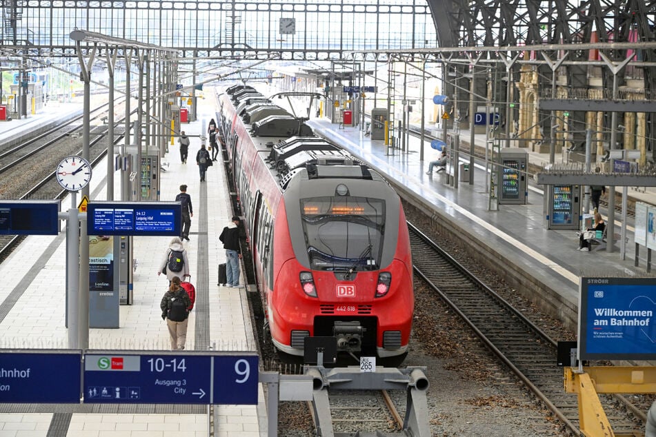 In vielen Zügen darf getrunken werden, am Bahngleis jedoch nicht.