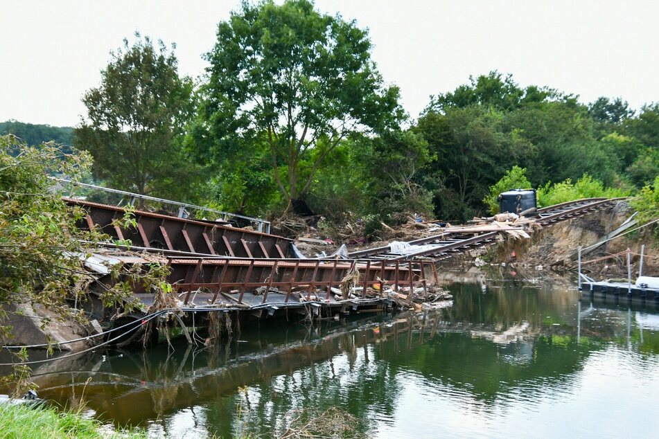 Die Brücke bei Euskirchen wurde durch das Unwetter zerstört und soll am Sonntag gesprengt werden.