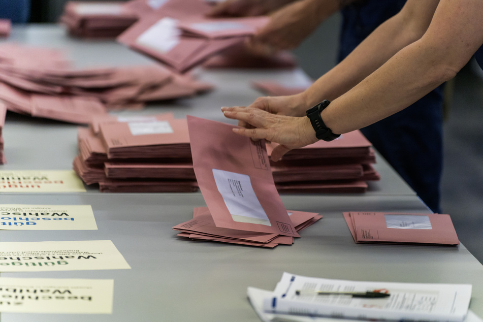 In Dresden werden derzeit noch zwei Briefwahlbezirke ausgezählt. (Symbolbild)