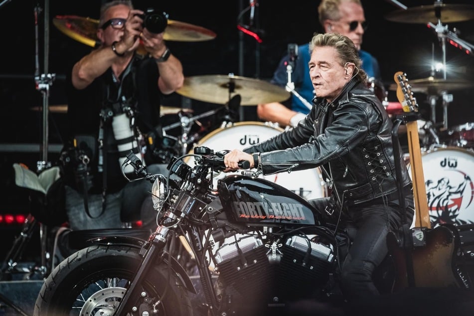 Peter Maffay (74) kam am Sonntag auf einer Harley-Davidson auf die Bühne gefahren.