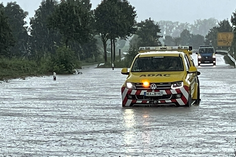 Straßen und Fußgängerwege sind in vielen Regionen Bayerns bereits unter Wasser.