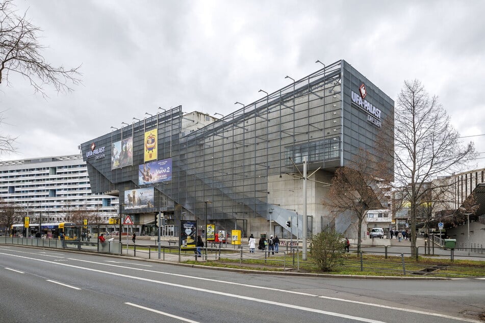 Statt "UFA" wird bald "Cineplex" am Kristallpalast stehen.