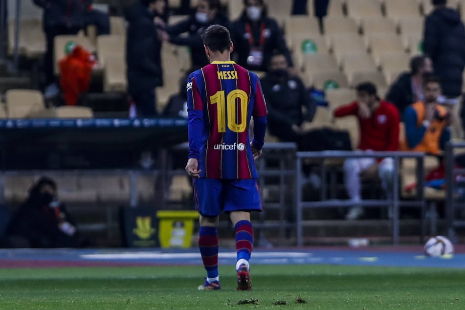Nach seinem Platzverweis muss der Barca-Kapitän mit gesenktem Kopf das Feld verlassen.