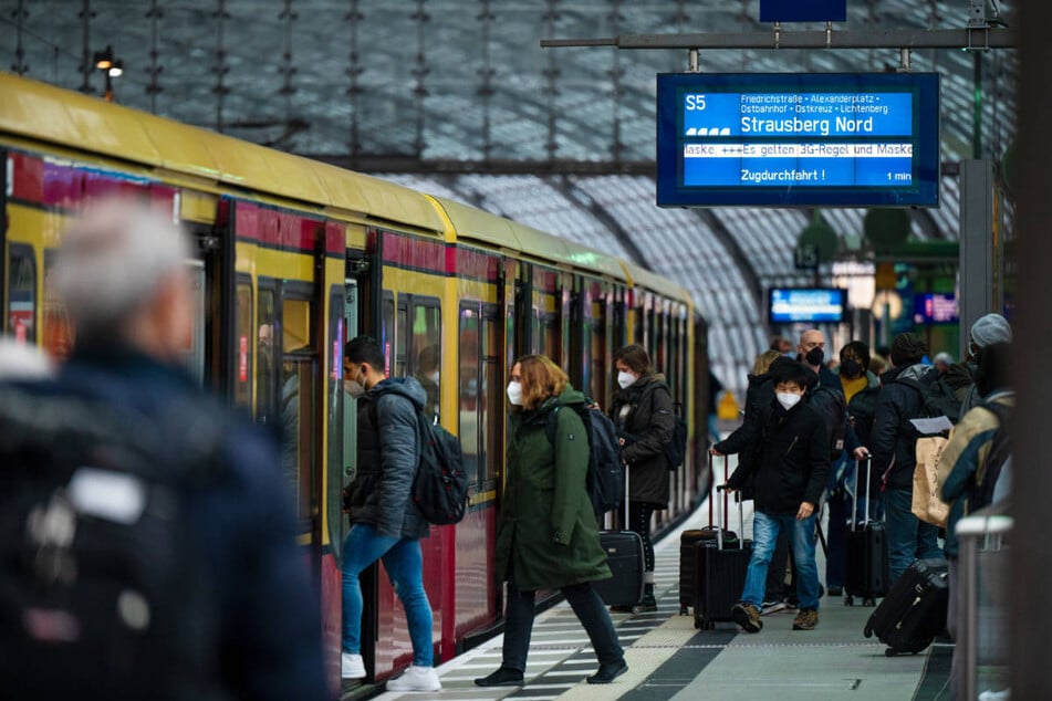 Am Berliner Hauptbahnhof musste am Mittwochvormittag ein S-Bahnzug repariert werden.