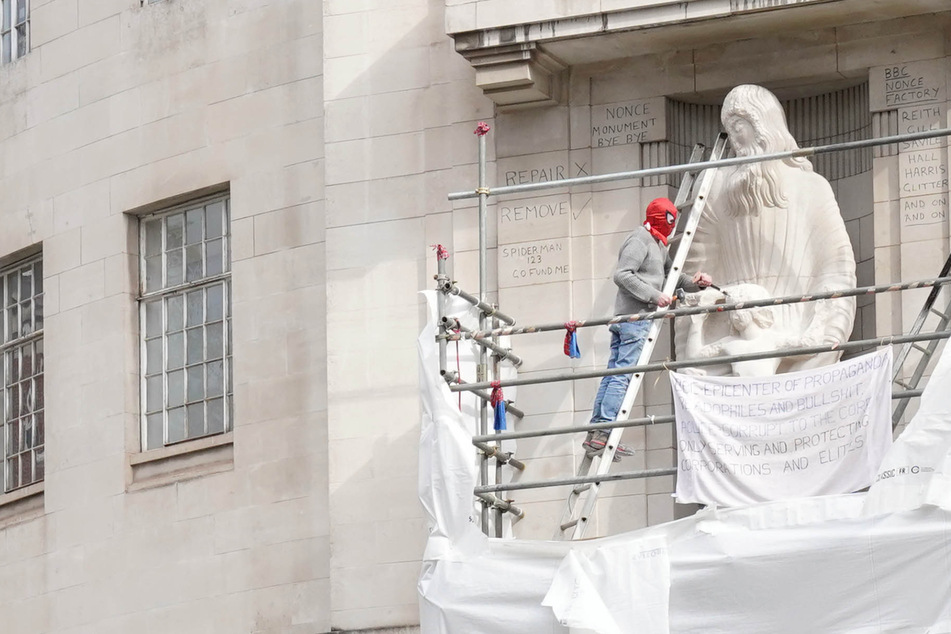Spiderman attackiert umstrittene Statue vor BBC - aber ohne Netz
