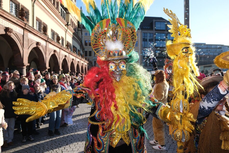 Karneval wird in zahlreichen sächsischen Regionen gefeiert, wie etwa in der Faschingshochburg Radeburg oder in der Großstadt Leipzig.
