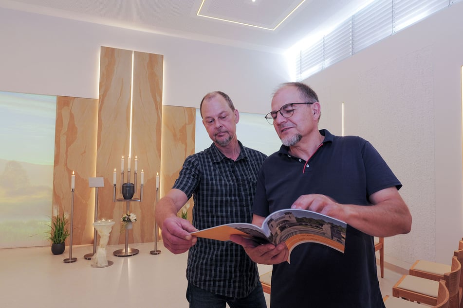 Projektleiter Sven Tiebold (l.) und Friedhofsverwalter Steffen Fröbisch freuen sich über die umfassende Modernisierung des Krematoriums.