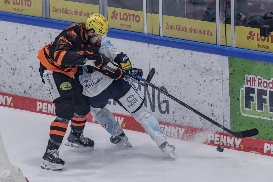Frankfurts Ty Glover (l.) erzielte nicht nur das 1:0 für die Gastgeber, er ließ den Dresdnern um Emil Johansson auch keine Chance im Zweikampf.
