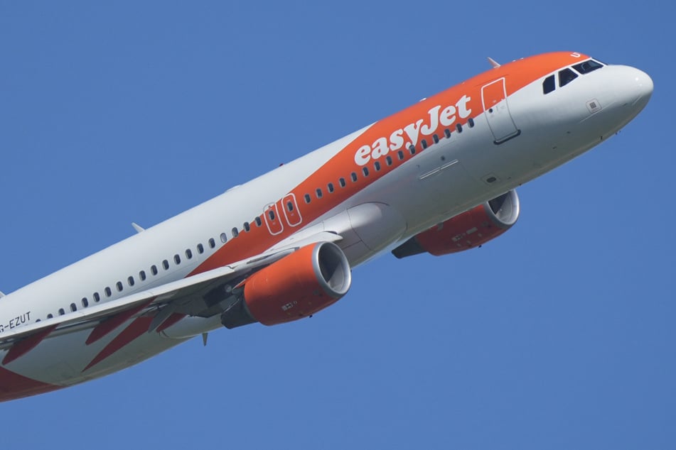 Flugzeug unter Mörser-Beschuss: Pilot muss Landeanflug wegen Hochzeit abbrechen