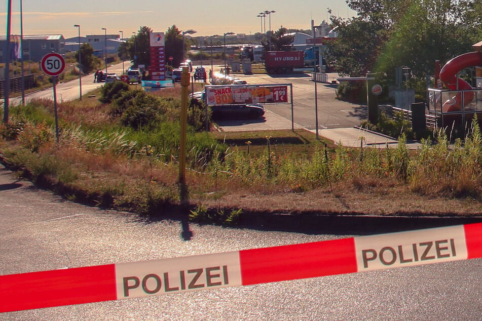 Auf der Raststätte Stolper Heide ist ein 57-jähriger Lkw-Fahrer mit einem Messer lebensbedrohlich verletzt worden. (Symbolbild)