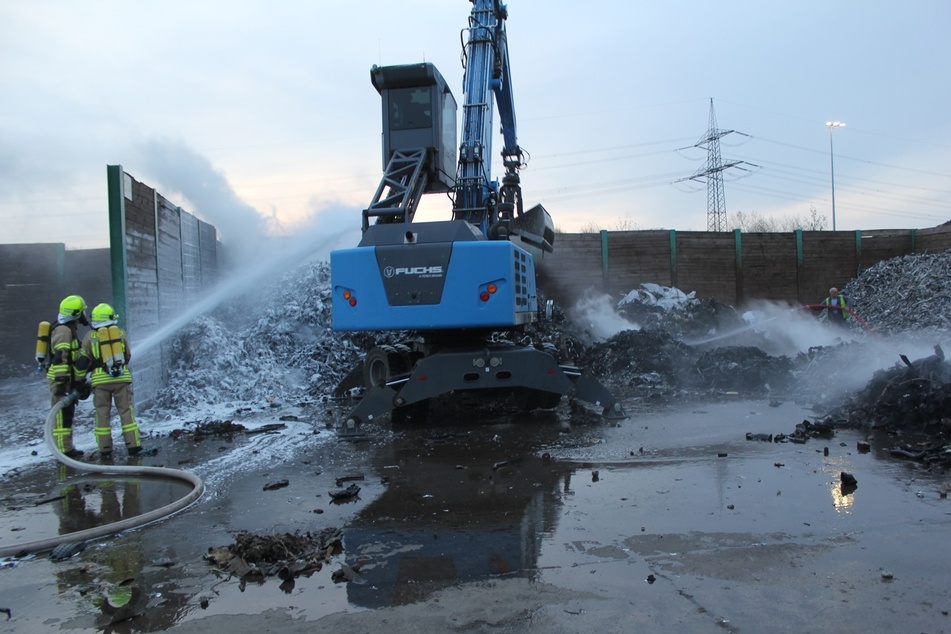 Mehrere Feuerwehren waren am Dienstagmorgen auf einem Recycling-Gelände in Espenhain im Einsatz.