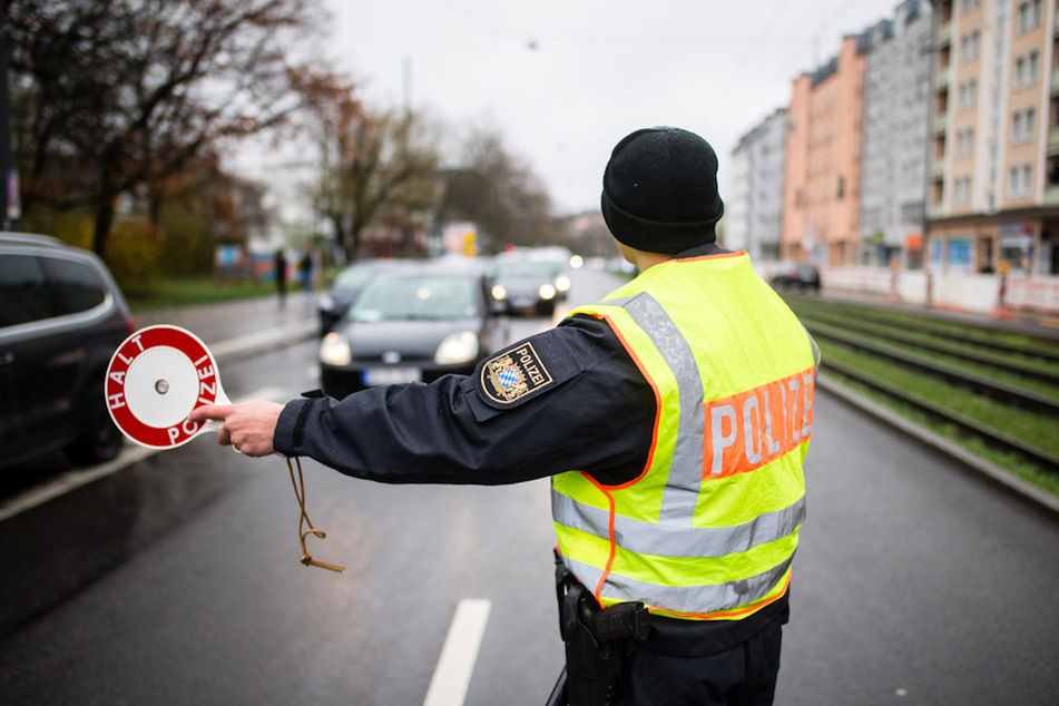 Im Zuge der neu auferlegten Ausgangsbeschränkungen befragt die Polizei die Insassen von Fahrzeugen nach dem Grund und der Notwendigkeit ihrer Fahrt.