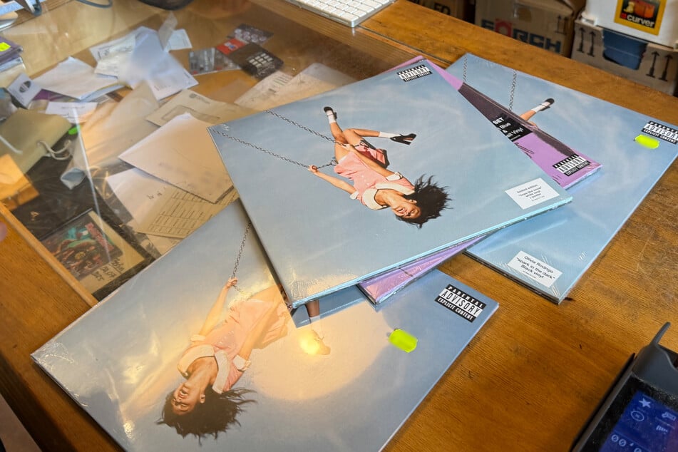 Es wurden exklusive Schallplatten und Pullover angeboten.