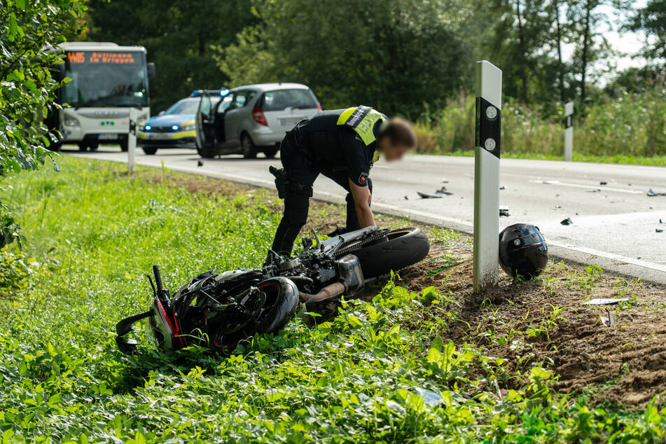 Der Motorradfahrer blieb regungslos am Straßenrand liegen.