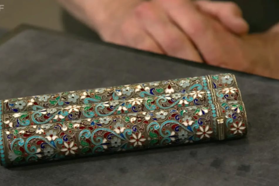 Das Verkaufsobjekt wurde in der Spätphase des Zarenreichs zwischen 1908 und 1917 aus 875er-Silber gefertigt.