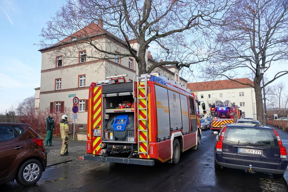 42 Einsatzkräfte, unter anderem von den Berufsfeuerwehrwachen Übigau und Löbtau sowie der Rettungswache Neustadt, waren an den Löscharbeiten beteiligt.