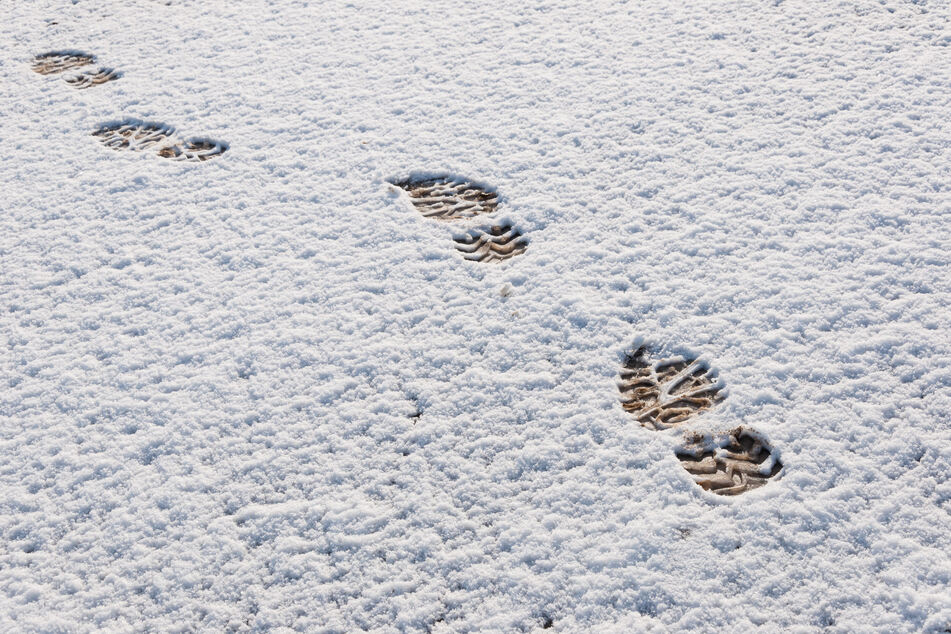 In Zschopau haben Fußabdrücke im Schnee die Polizei zu einem Einbrecher geführt. (Symbolbild)