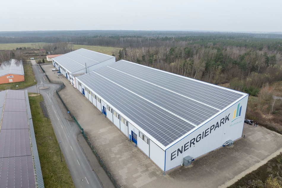 In diesen seit Jahren leerstehenden Hallen eines ehemaligen Energieparks wird das französische Start-up ROSI eine Recyclinganlage für ausgediente Photovoltaikanlagen errichten.