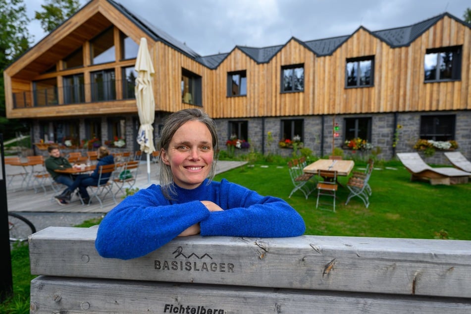 Natascha Heinrich (43), Geschäftsführerin des Hotels "Basislager Fichtelberg", steht vor ihrem Haus.