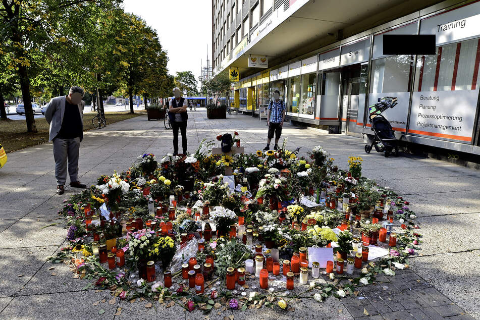 Auf der Brückenstraße lagen 2018 viele Blumen und Kerzen im Gedenken an Daniel H. (Archivbild)