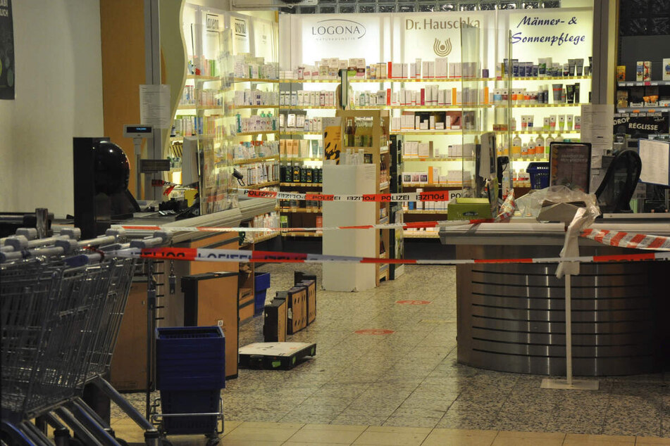 Die Kassen im Biomarkt "Tjaden" wurden nach dem Überfall von der Polizei gesperrt.